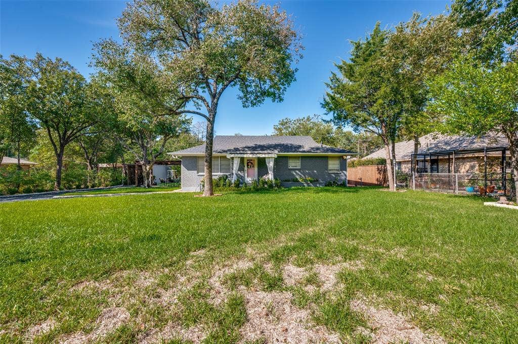 5307 Moneta Lane, Dallas, TX 75236 Welcome home! 5307 Moneta Ln in Dallas is tucked nicely back from the road behind an electronic gate.