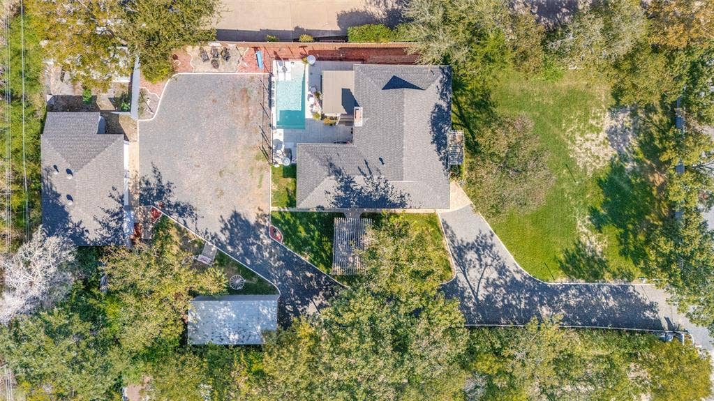 5307 Moneta Lane, Dallas, TX 75236 This is a unique property that would be great for someone with multiple vehicles or oversized vehicles, or someone with the need for an office or workshop on site.