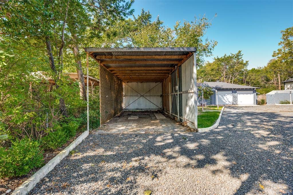 5307 Moneta Lane, Dallas, TX 75236 Have a boat or camper or other oversized vehicle? This is the spot for it!