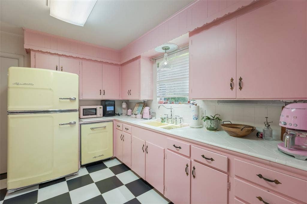 5307 Moneta Lane, Dallas, TX 75236 Good vibes only in this amazing retro kitchen!