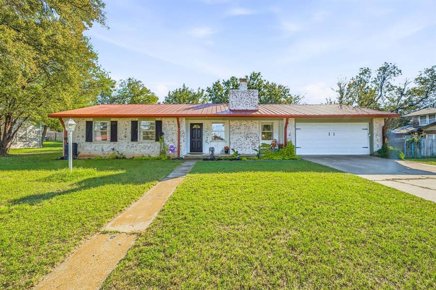 Property photo for 632 E Ross Avenue, De Leon, TX