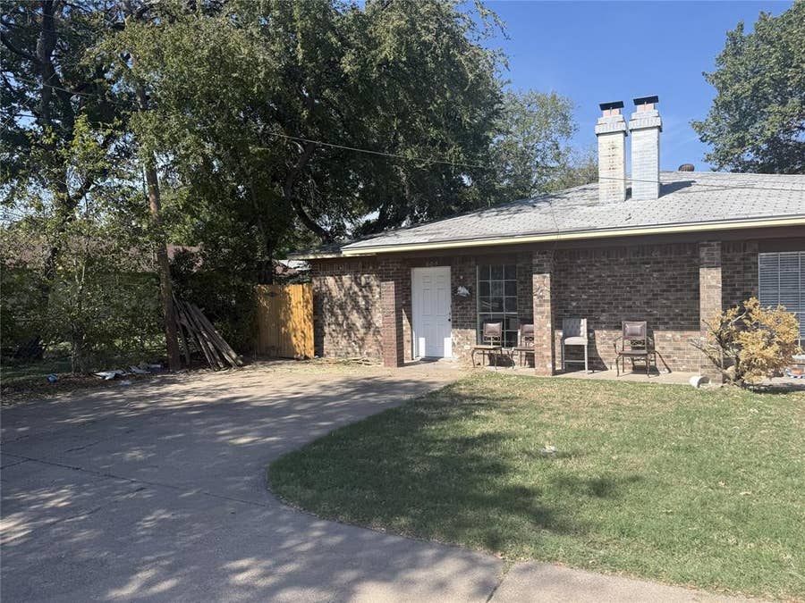 Property photo for 809 E 6th Street, Irving, TX
