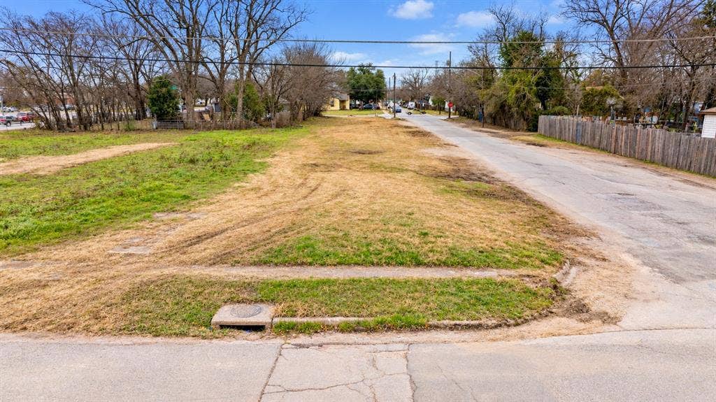 3302 Hamilton Avenue, Dallas, TX 75210 Vacant corner lot featuring street-level utility access and mature perimeter trees