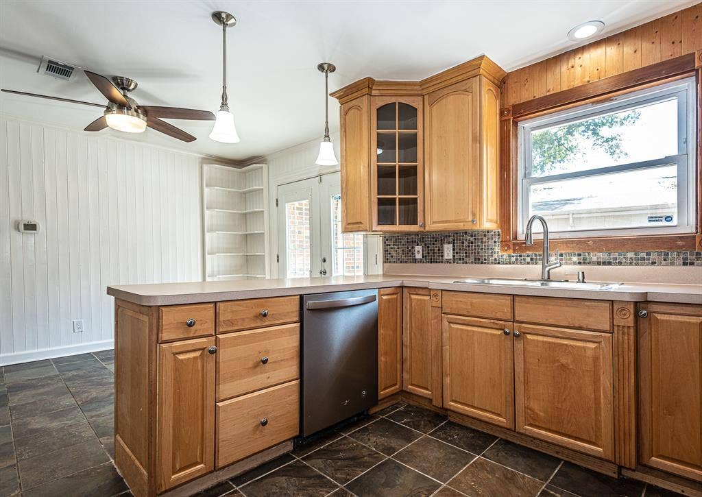 3074 Valwood Parkway, Farmers Branch, TX 75234 3074 Valwood Parkway, Farmers Branch, TX 75234