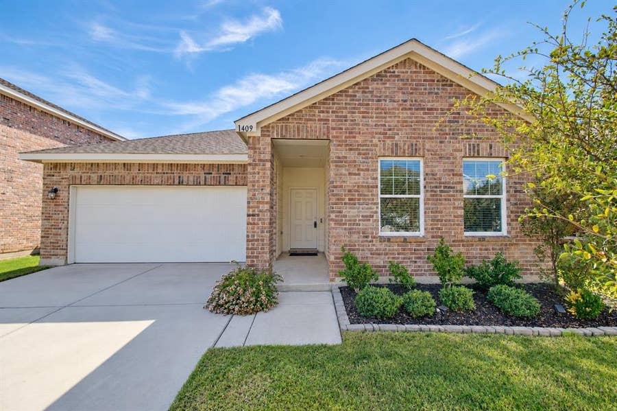 Property photo for 1409 Ancer Way, Fort Worth, TX