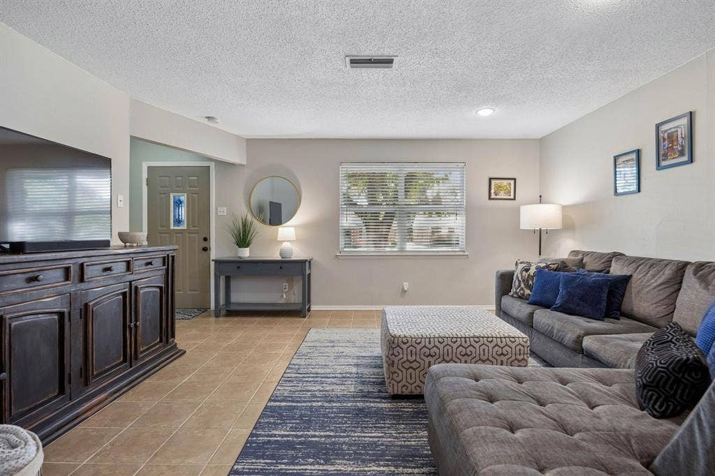 10621 Mapleridge Drive, Dallas, TX 75238 10621 Mapleridge Drive, Dallas, TX 75238