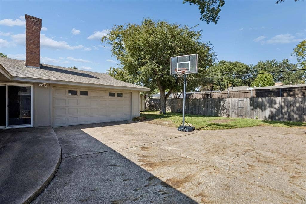 10621 Mapleridge Drive, Dallas, TX 75238 10621 Mapleridge Drive, Dallas, TX 75238