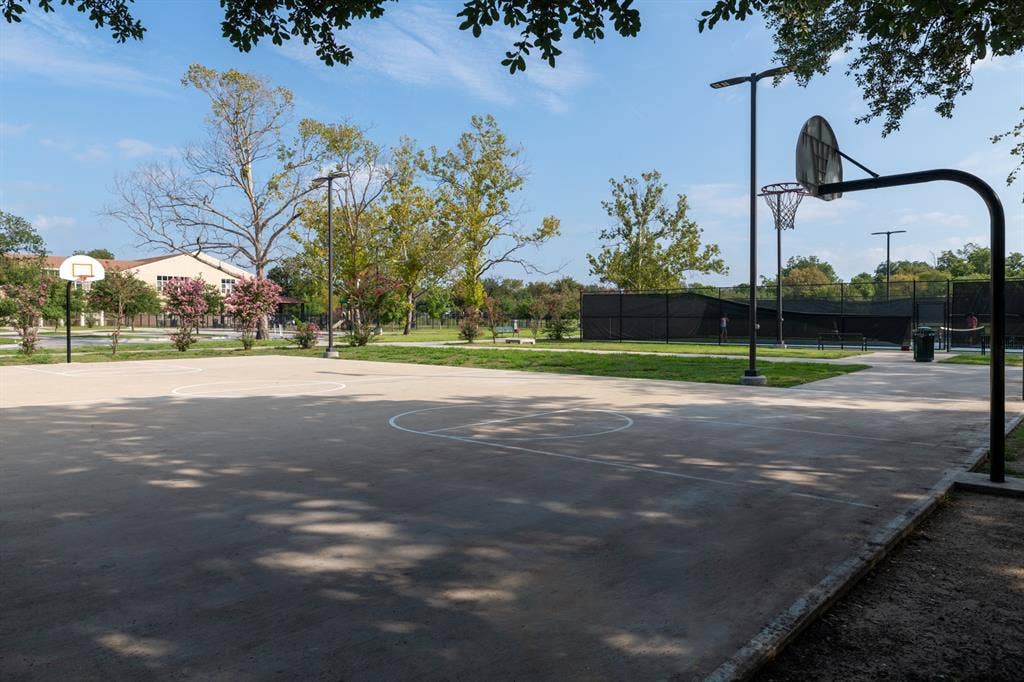 4514 victor, Dallas, TX 75246 4514 victor, Dallas, TX 75246