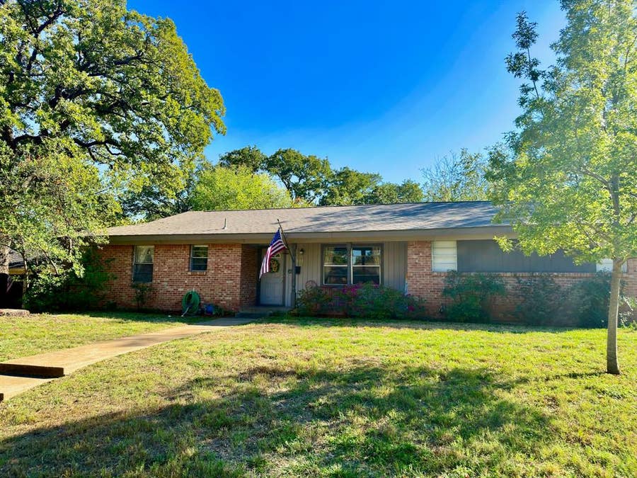 Property photo for 633 Oakwood Avenue, Hurst, TX