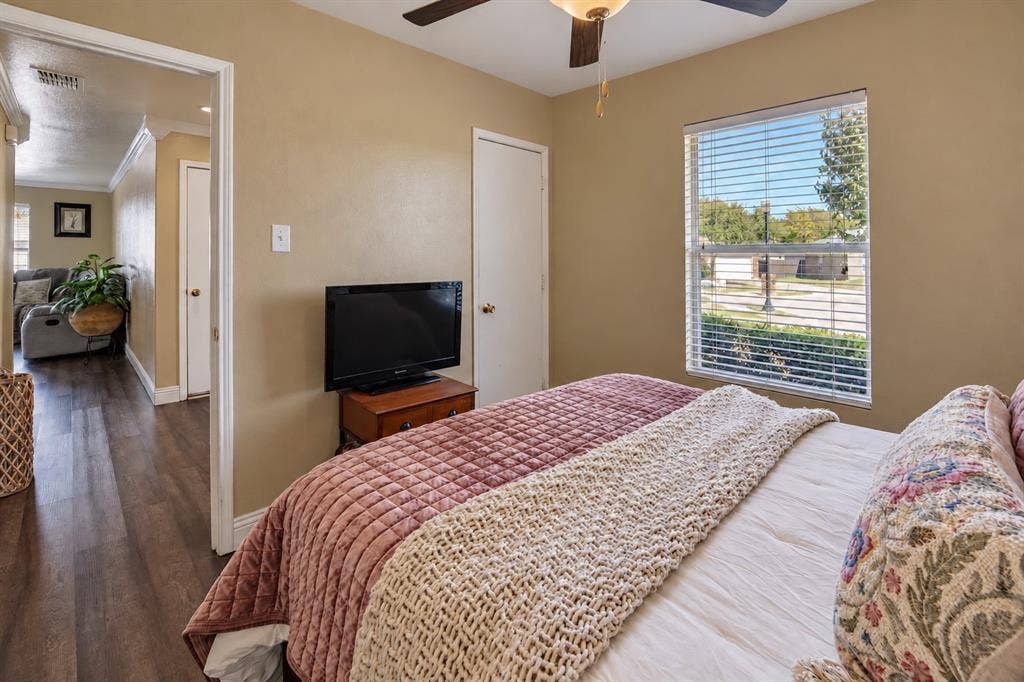 413 Bonnie Court, Anna, TX 75409 Neutral wall color, wood-finish flooring, ceiling fan with integrated lighting, and horizontal window blinds