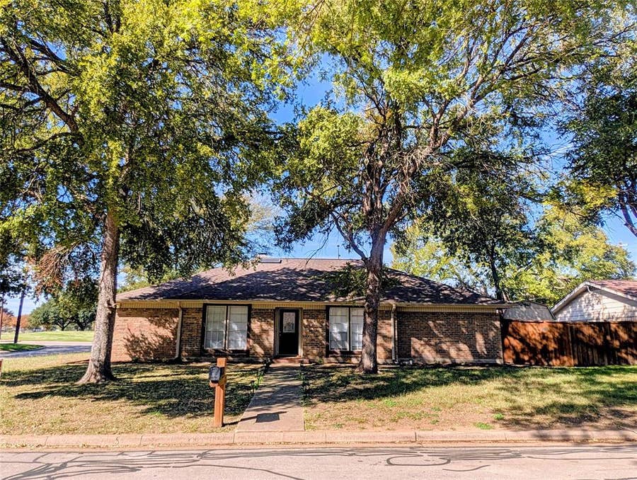 Property photo for 2100 Arlena Drive, Arlington, TX