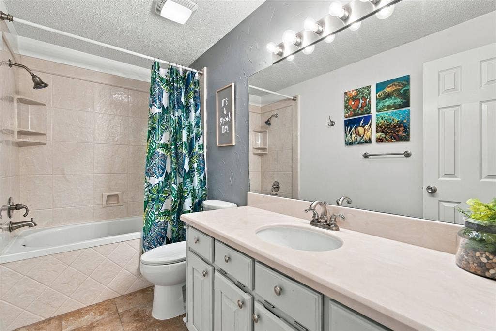 404 Aqua Vista Drive, Granbury, TX 76049 Hall Bath