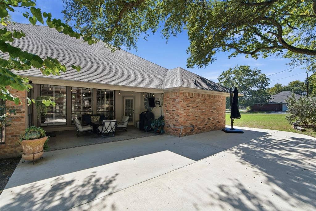 404 Aqua Vista Drive, Granbury, TX 76049 Extended porch