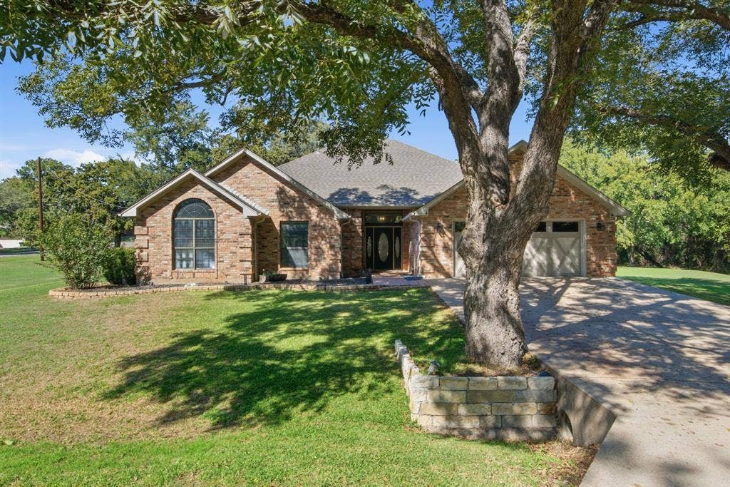 404 Aqua Vista Drive, Granbury, TX 76049 Great Curb Apeal