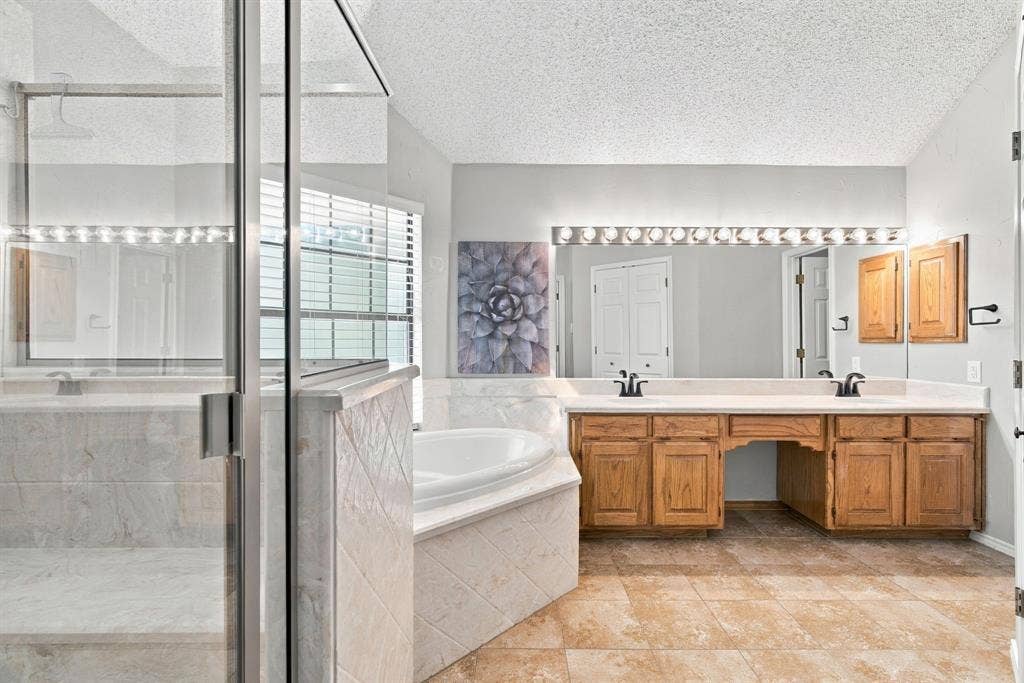 404 Aqua Vista Drive, Granbury, TX 76049 Primary Bath
