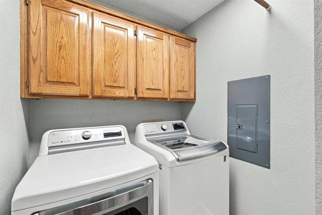 404 Aqua Vista Drive, Granbury, TX 76049 Separate Laundry Room