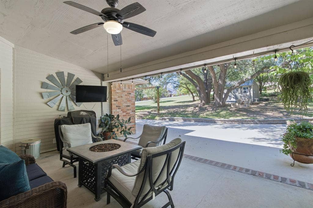 404 Aqua Vista Drive, Granbury, TX 76049 Covered porch, outdoor living area