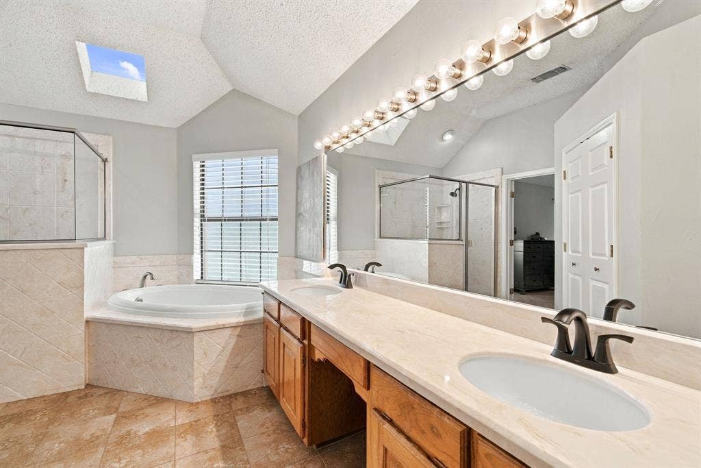 404 Aqua Vista Drive, Granbury, TX 76049 Primary Bath