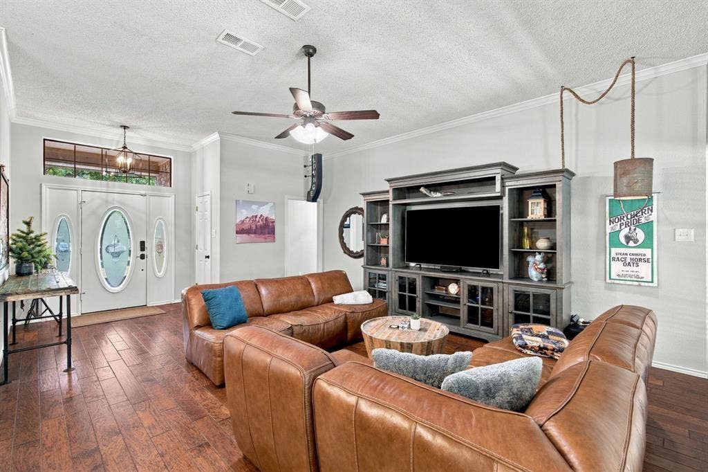 404 Aqua Vista Drive, Granbury, TX 76049 Large Family Room