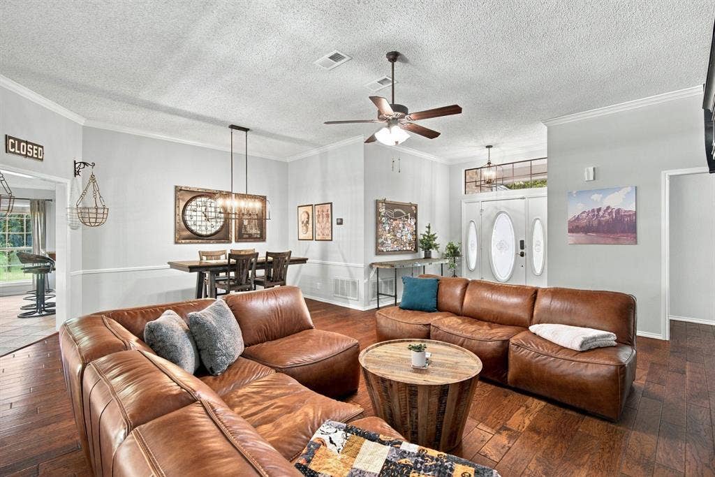 404 Aqua Vista Drive, Granbury, TX 76049 Family Room