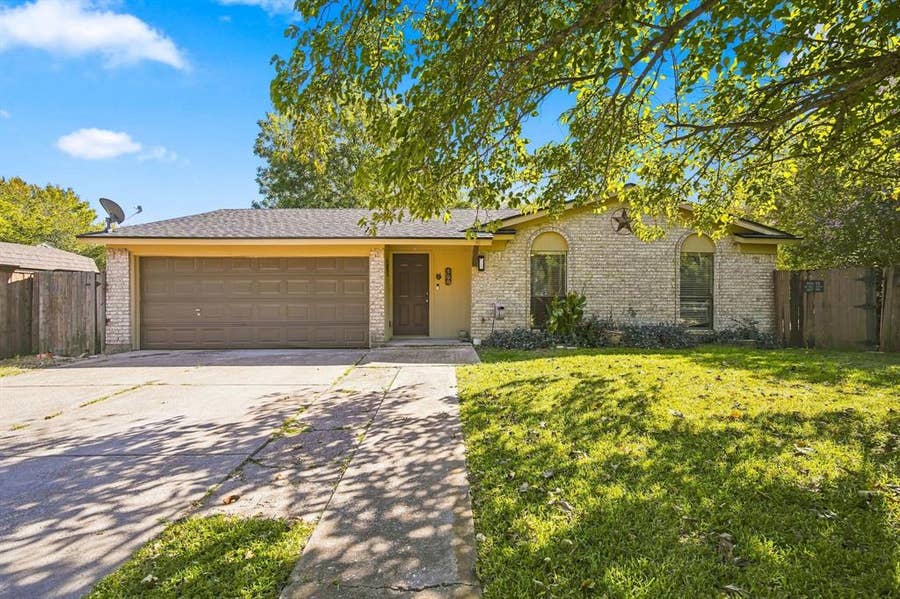 Property photo for 500 Robin Drive, Mansfield, TX
