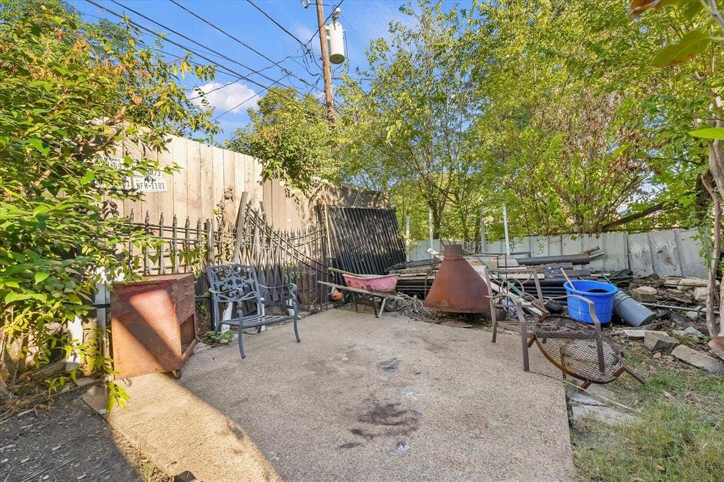 201 Glenridge Drive, Mesquite, TX 75149 Concrete patio featuring a combination wood and metal perimeter fence