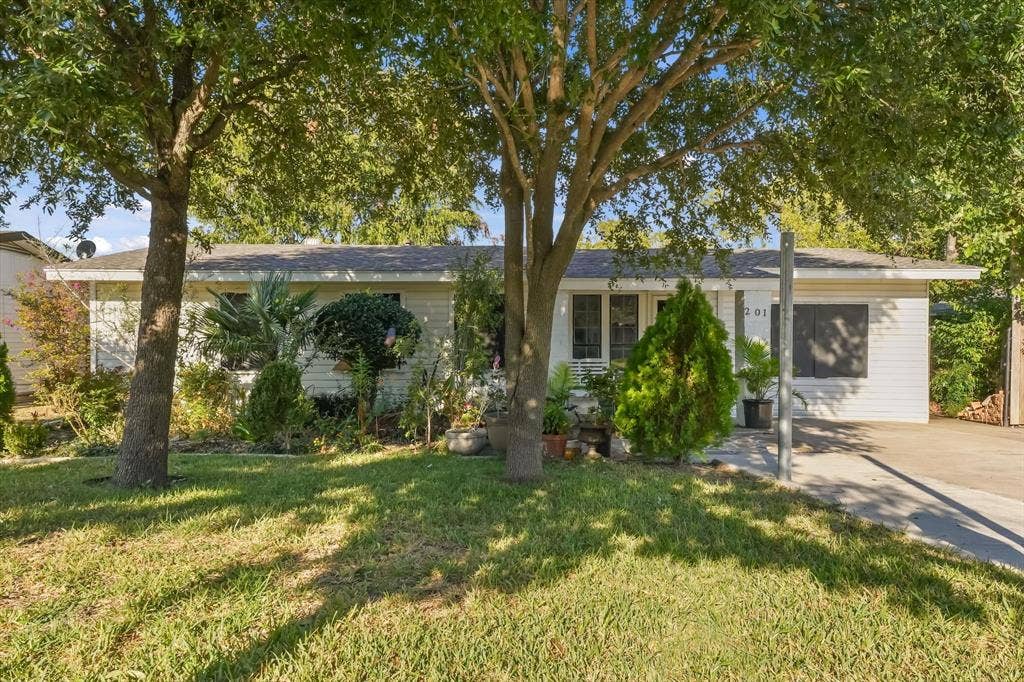 201 Glenridge Drive, Mesquite, TX 75149 Single-story residence featuring horizontal siding, a composition shingle roof, mature landscaping, and a paved driveway