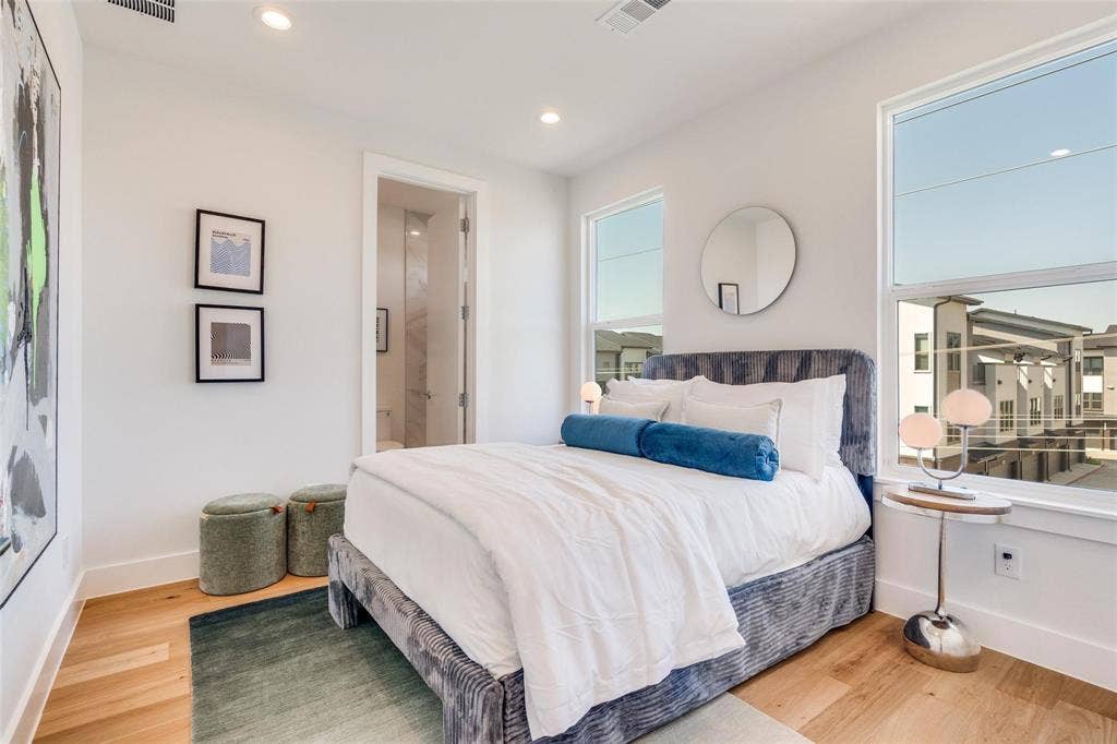 Light-filled room featuring wood-finish flooring, recessed lighting, and expansive windows