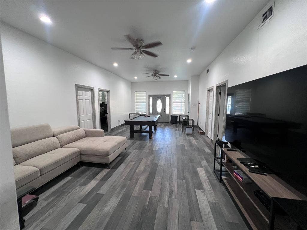 201 Darien Drive, Mesquite, TX 75149 Neutral-toned wood-finish flooring, recessed ceiling lighting, two dual-blade ceiling fans, and a multi-panel front door with an oval glass insert