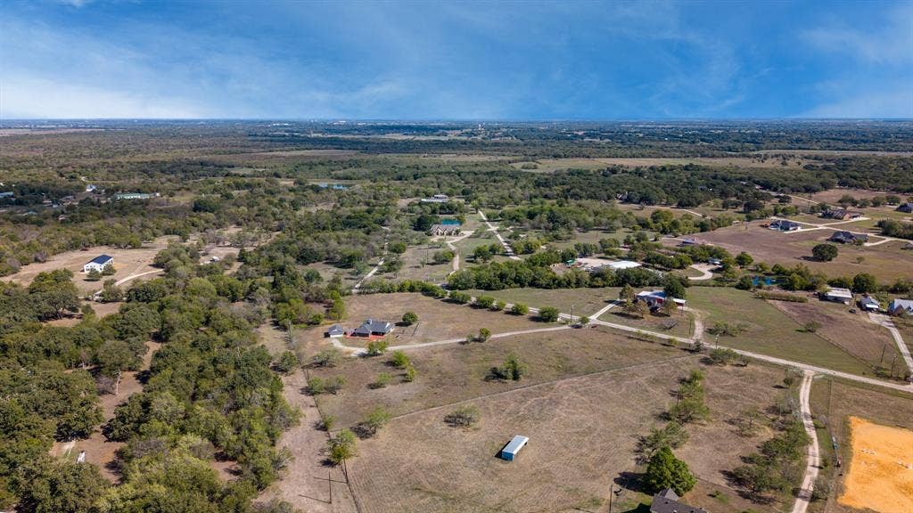 8935 Bluebonnet Drive, Scurry, TX 75158 Expansive acreage featuring mature trees, open pasture, and private gravel roads