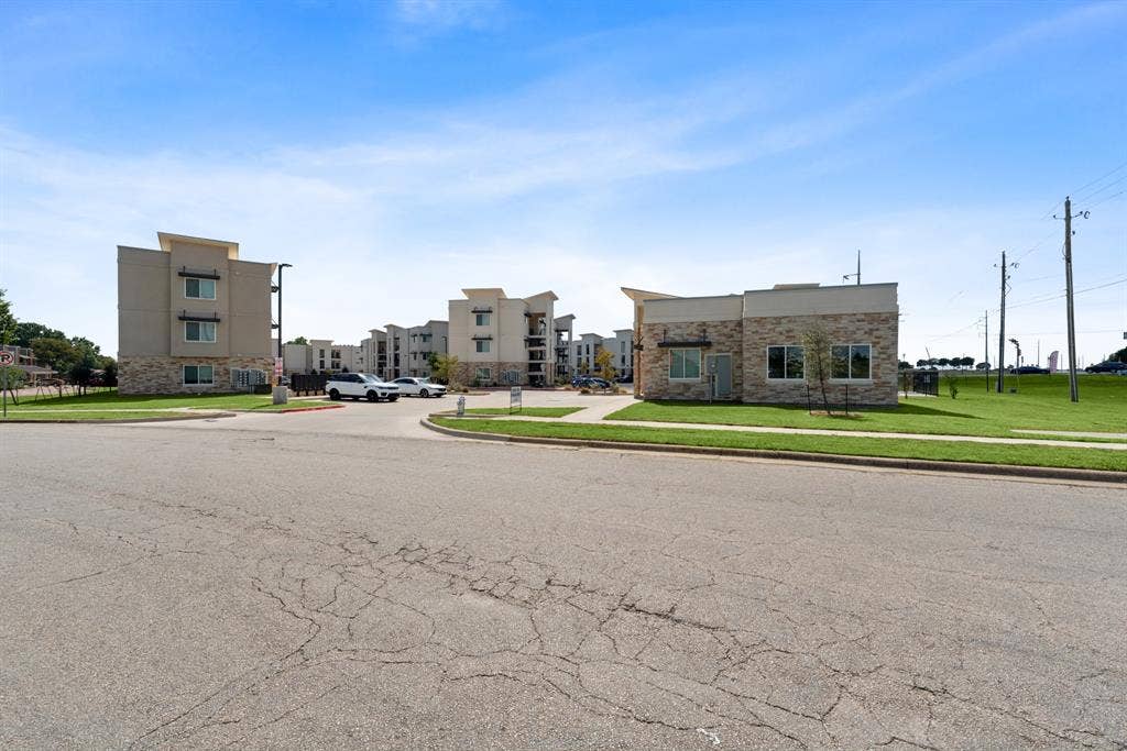 1101 Biloxi Drive, #533, Ennis, TX 75119 Ensign Apartments community entrance and clubhouse