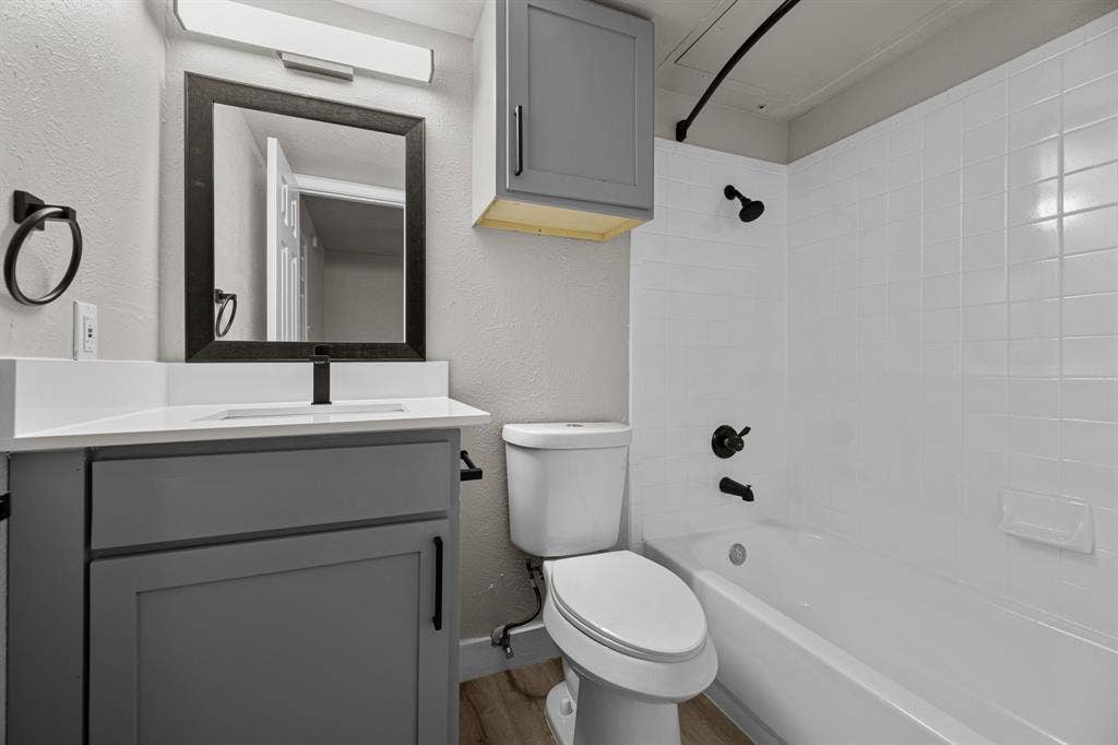 13266 Emily Road, #216, Dallas, TX 75240 Unit 216 bathroom.