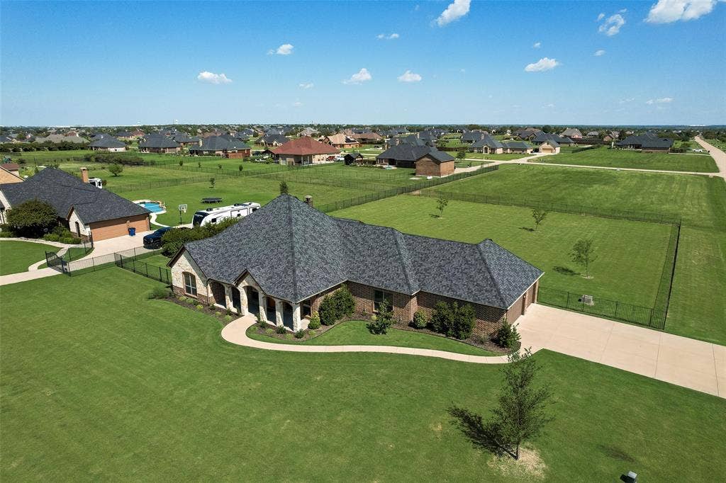 2921 W Alamosa Drive, Terrell, TX 75160