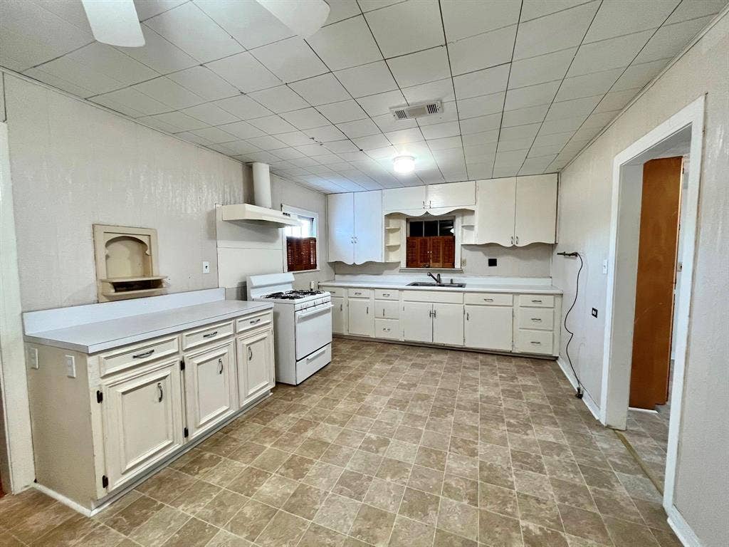 110 N Hwy 34 Street, Kaufman, TX 75142 110 N Hwy 34 Street, Kaufman, TX 75142