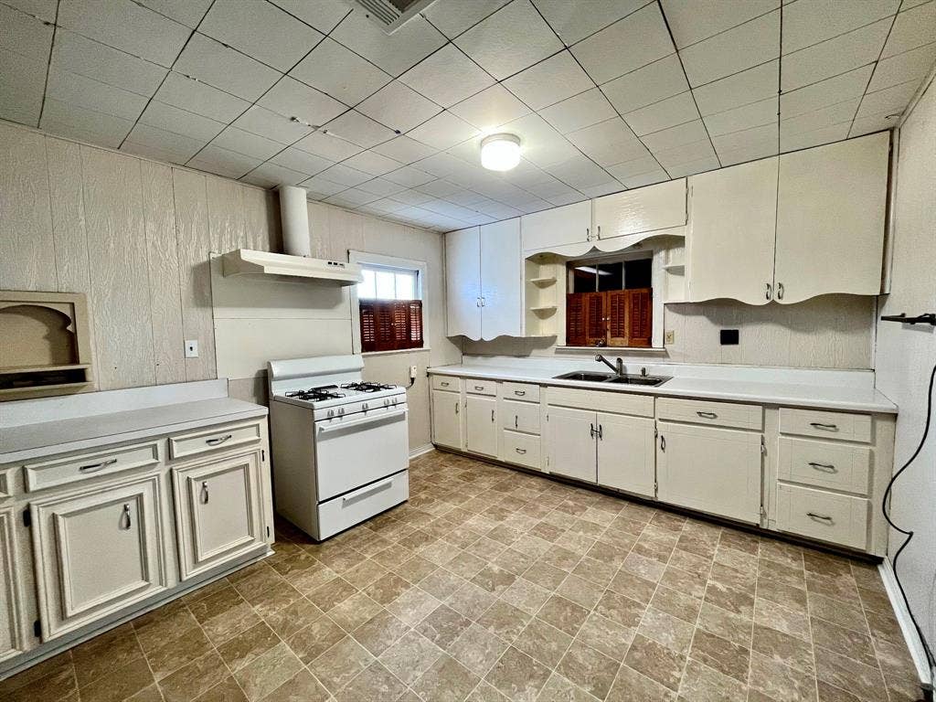 110 N Hwy 34 Street, Kaufman, TX 75142 110 N Hwy 34 Street, Kaufman, TX 75142