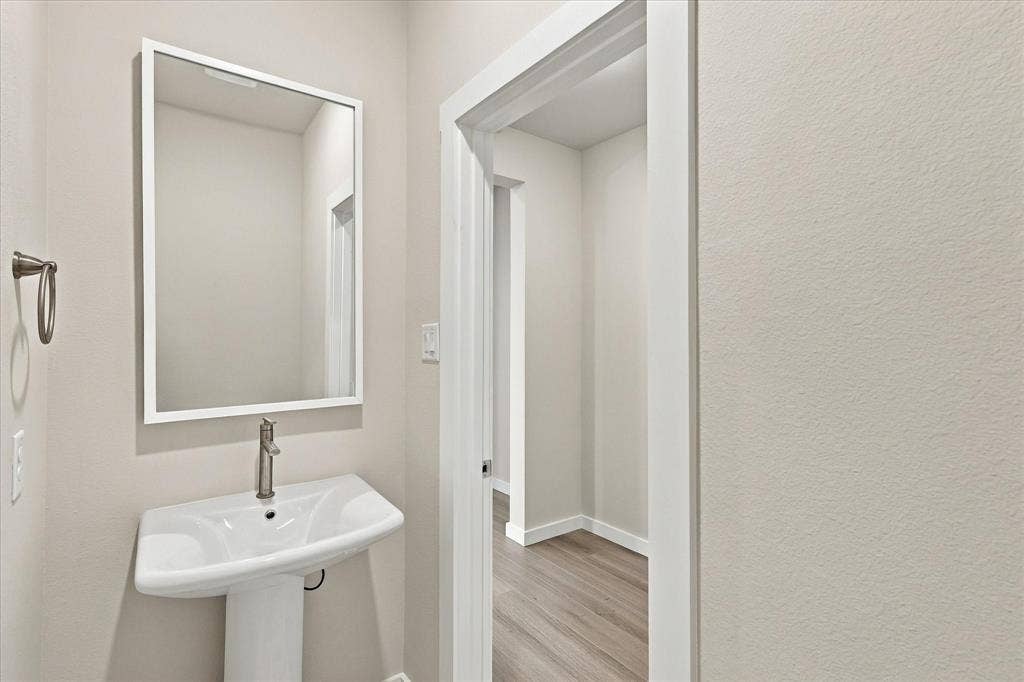 606 Nolan Lane, Wylie, TX 75098 Downstairs Half bathroom for guests