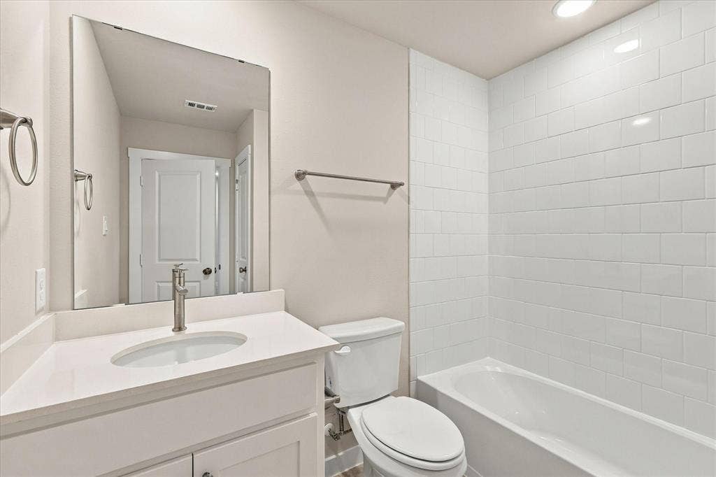 606 Nolan Lane, Wylie, TX 75098 Upstairs guest bathroom