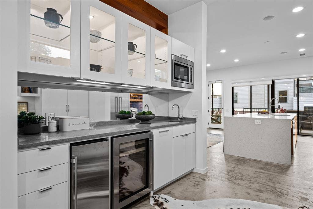 Positioned beside the kitchen, the serving bar keeps refreshments and essentials close at hand and adds to the pantry.