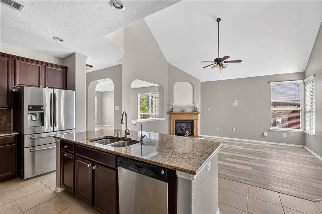 424 Castle Street, DeSoto, TX 75115