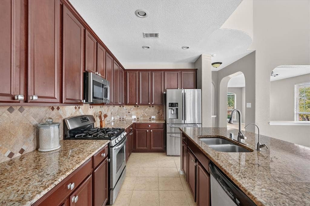 424 Castle Street, DeSoto, TX 75115