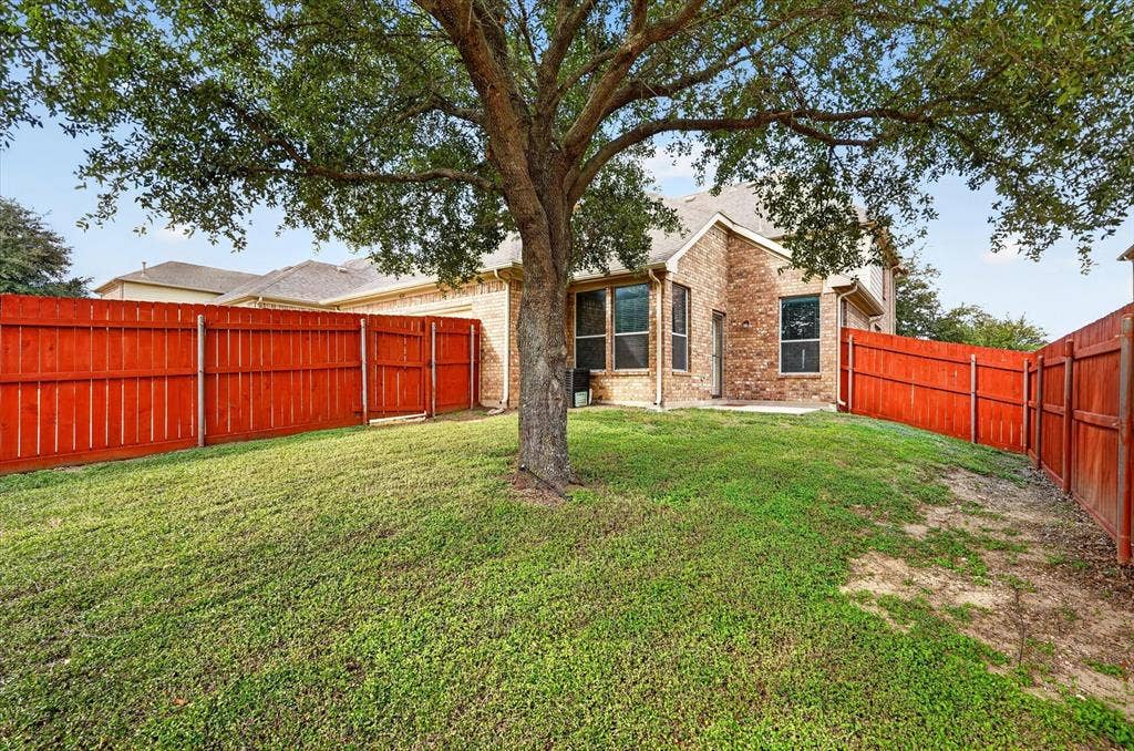 424 Castle Street, DeSoto, TX 75115