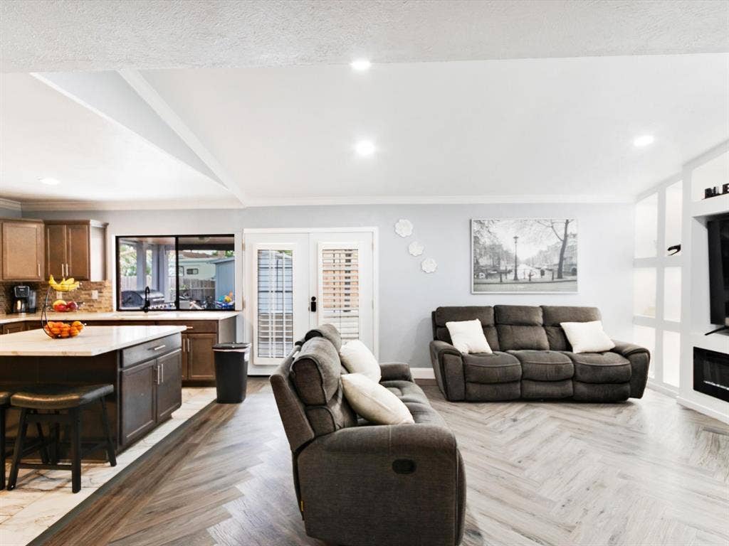 7232 Long Canyon Trail, Dallas, TX 75249 7232 Long Canyon Trail, Dallas, TX 75249