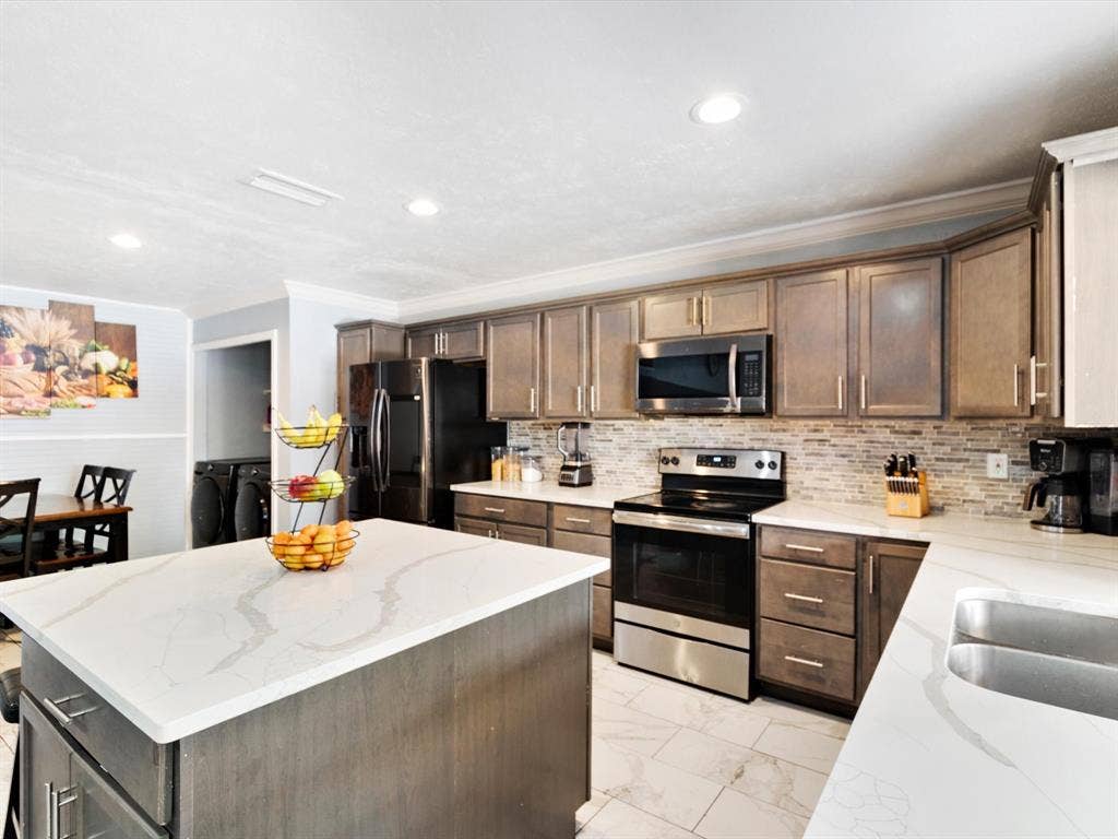 7232 Long Canyon Trail, Dallas, TX 75249 7232 Long Canyon Trail, Dallas, TX 75249