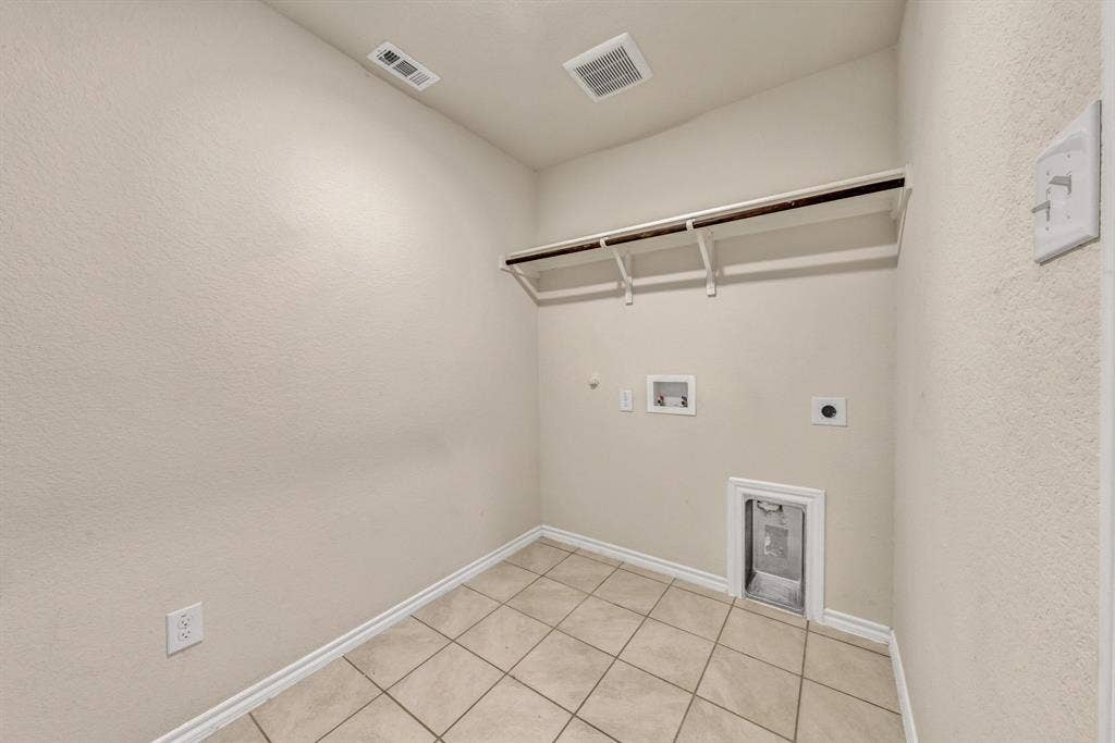 1996 Ocelot Street, Crandall, TX 75114 Spacious utility room with room for a freezer or an extra refrigerator