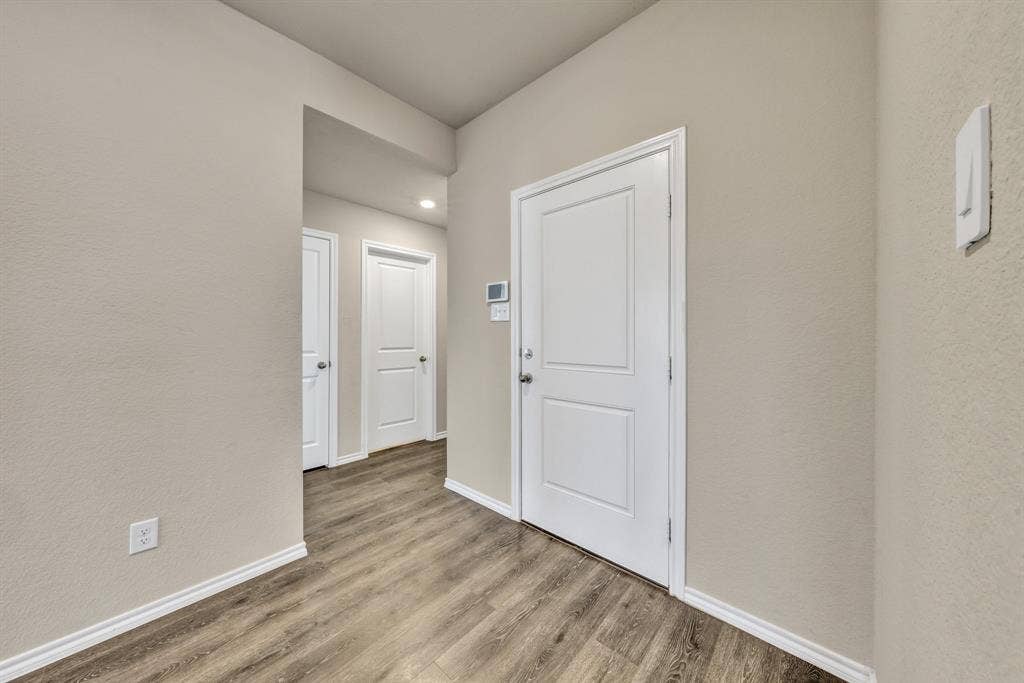 1996 Ocelot Street, Crandall, TX 75114 Entry area - two bedrooms on the left and one bedroom on the right