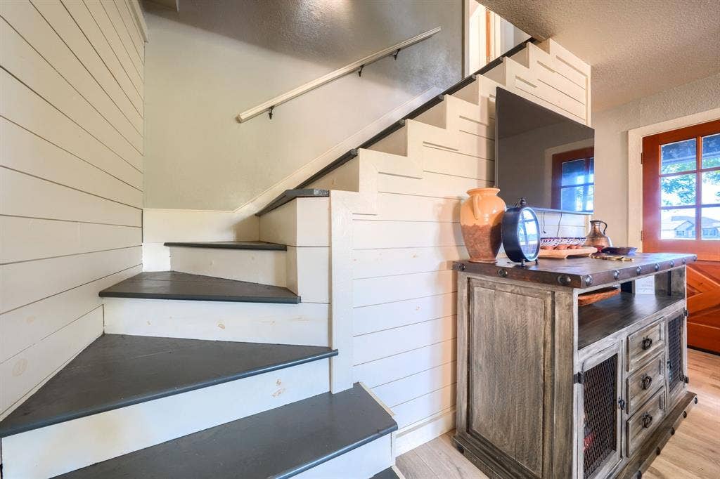 1495 Fm 36 N, Farmersville, TX 75442 stairs to second floor