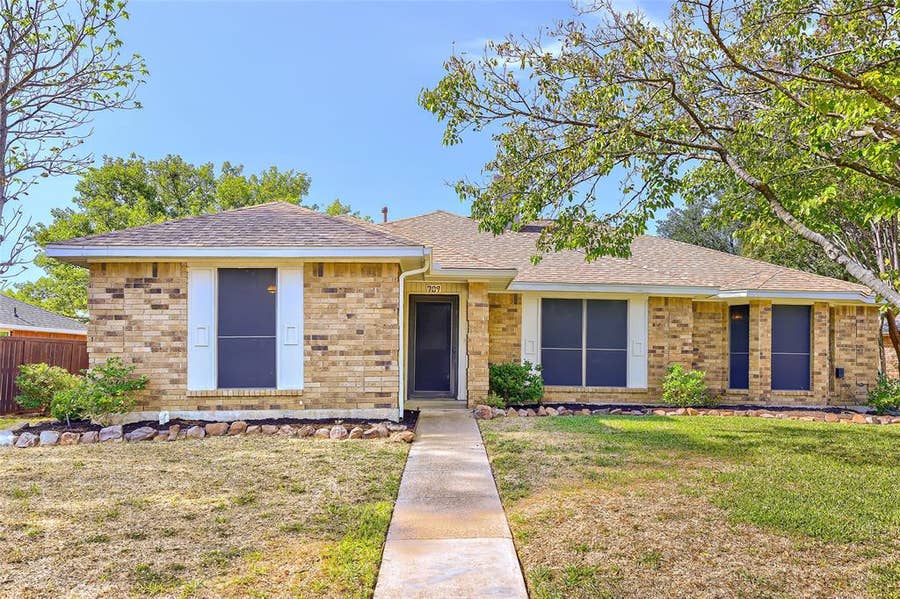 Property photo for 709 Bridgewater Lane, Mesquite, TX