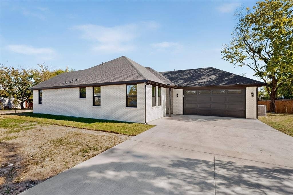 1309 N BRECKENRIDGE Street, Ennis, TX 75119