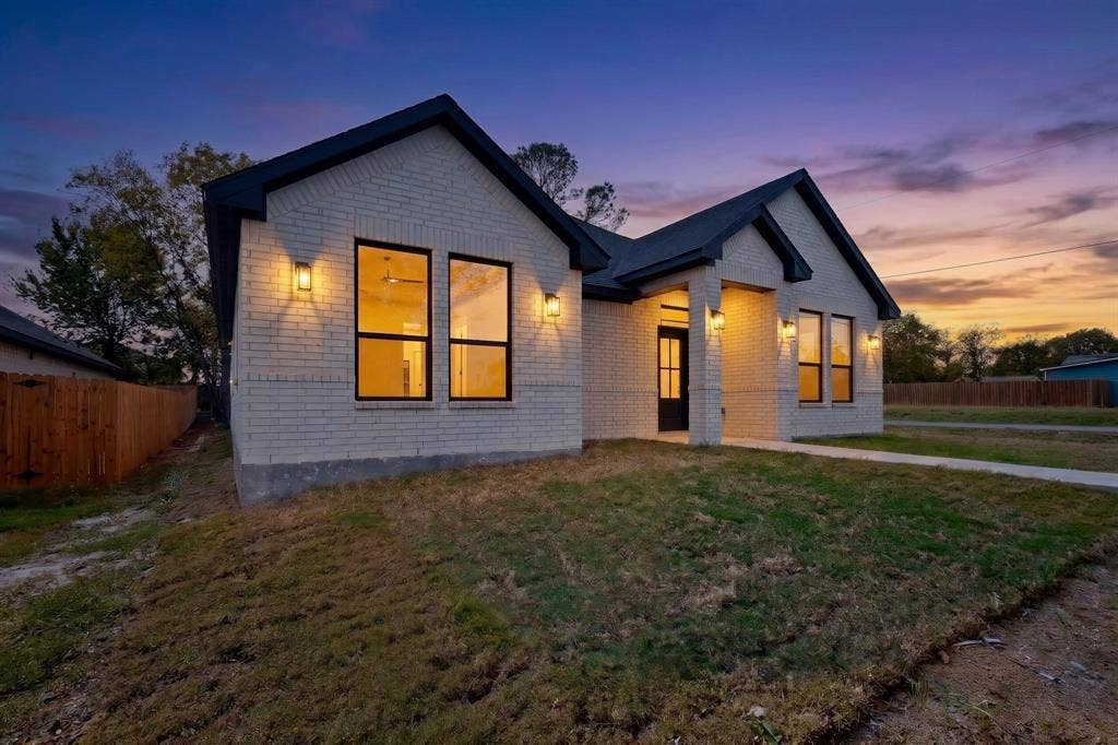 1309 N BRECKENRIDGE Street, Ennis, TX 75119