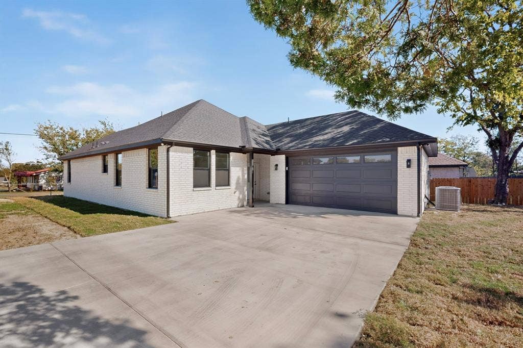 1309 N BRECKENRIDGE Street, Ennis, TX 75119